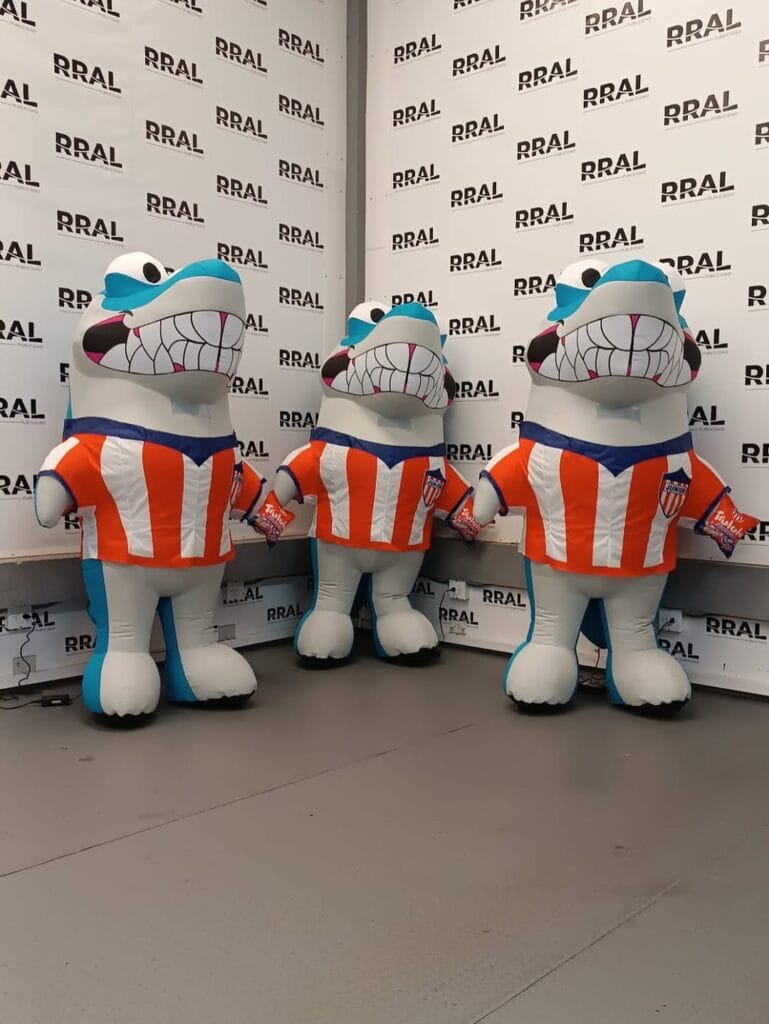 Disfraces de tiburones con camiseta de futbol