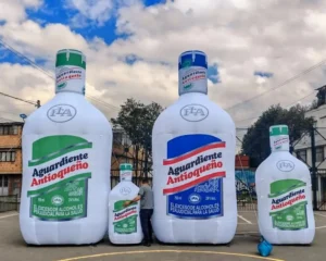 botellas aguardiente antioqueno en exterior