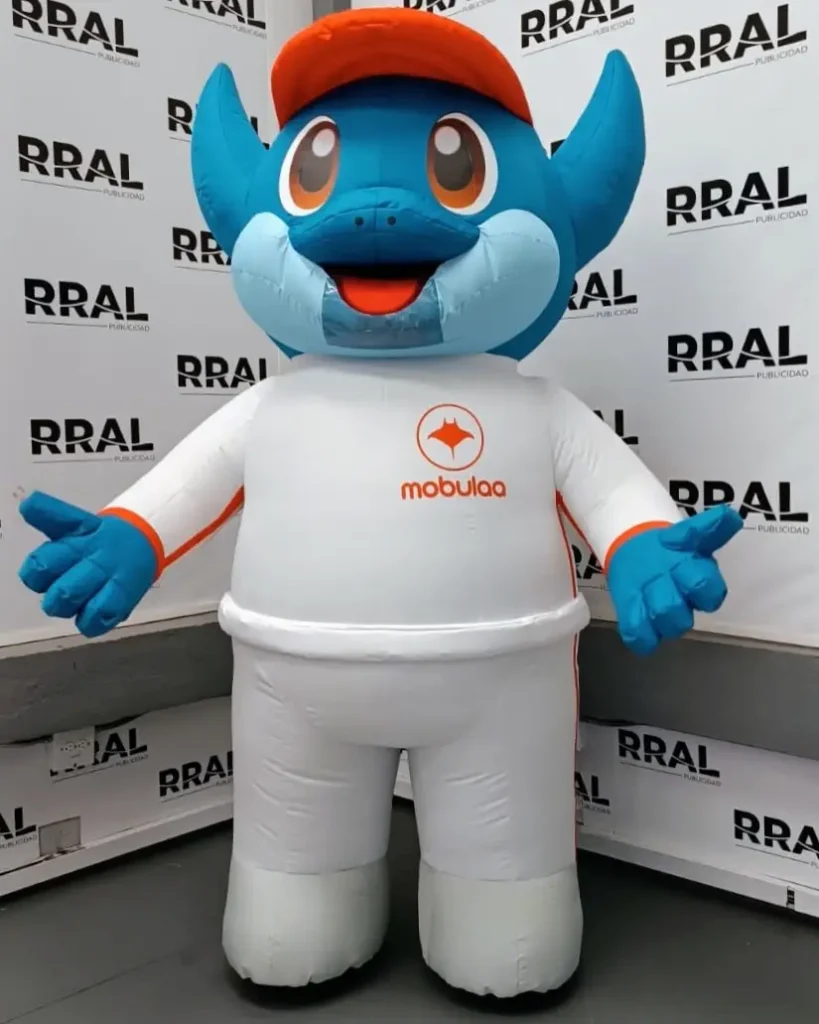 Mascota inflable azul de Mobulaa con camiseta blanca, muñeco inflable publicitario
