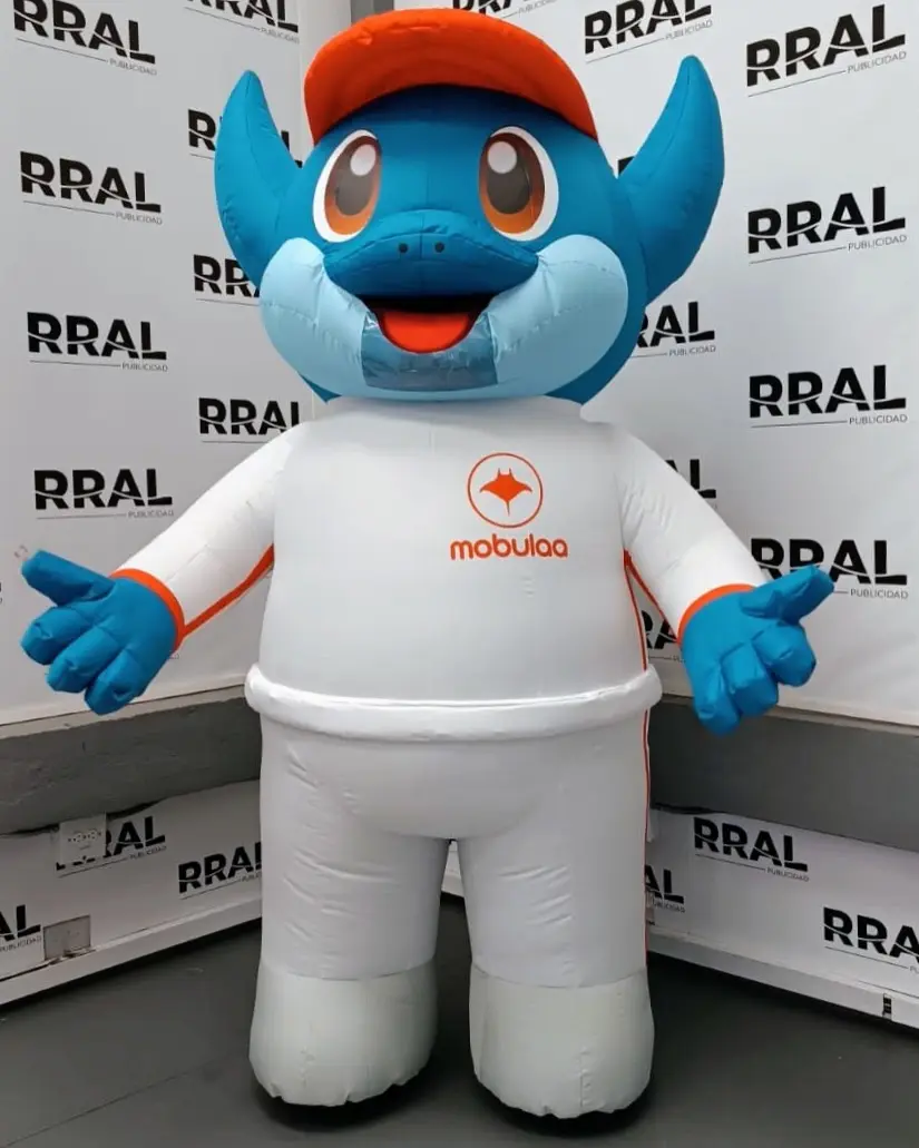 Mascota inflable azul de Mobulaa con camiseta blanca, muñeco inflable publicitario